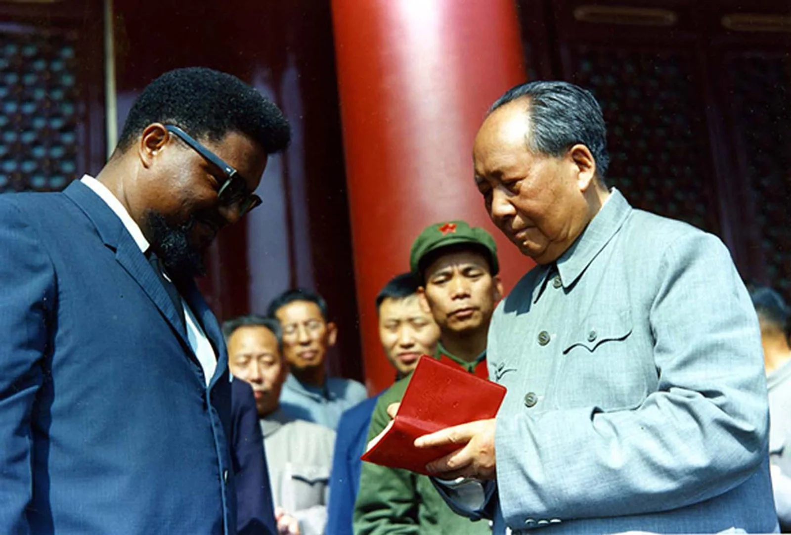 1966年10月1日毛泽东在天安门为罗伯特·威廉签名